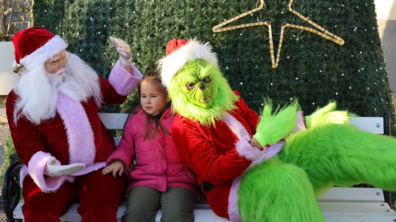 Djed Božićnjak razveselio djecu u Tisnom, Jezerima i Betini, a u Dubravi kod Tisnog Grinch pokušao 'pomutiti planove'