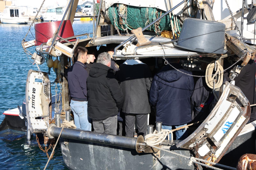 Don Ante Vrcić u Tribunju blagoslovio ribare i brodove