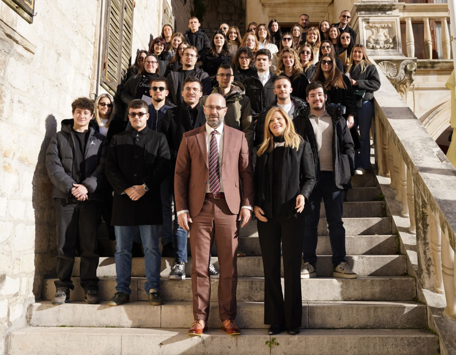 Grad Šibenik podijelio 50 stipendija: Studenti i Danijel Mileta potpisali ugovore u Gradskoj vijećnici