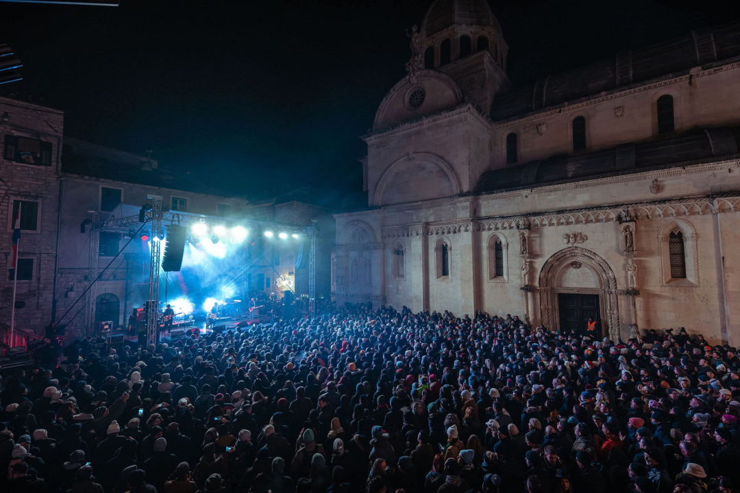 FOTO Šibenčani i gosti guštali u najluđoj noći na nekoliko lokacija, nije ih omela ni hladnoća