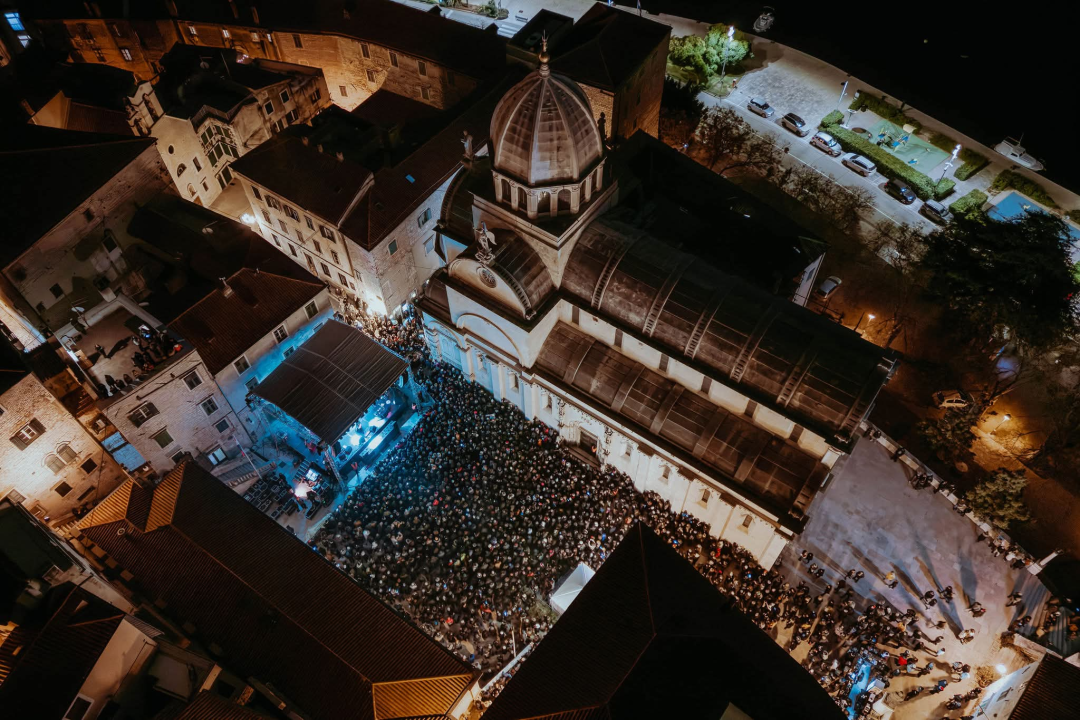 FOTO Šibenčani i gosti guštali u najluđoj noći na nekoliko lokacija, nije ih omela ni hladnoća