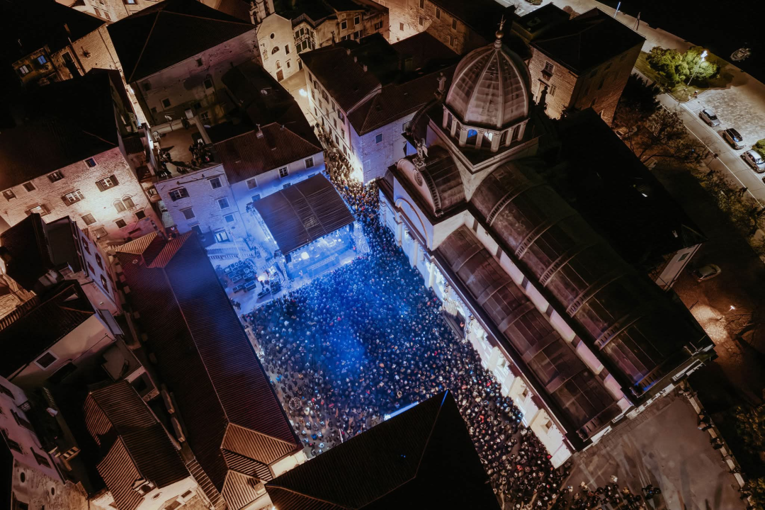 FOTO Šibenčani i gosti guštali u najluđoj noći na nekoliko lokacija, nije ih omela ni hladnoća