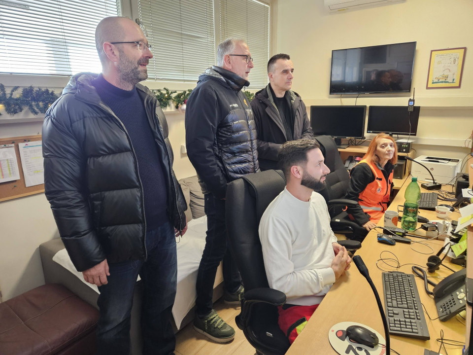 FOTO Rakić i Mileta posjetili hitne i dežurne službe koje su i noćas imale puno posla