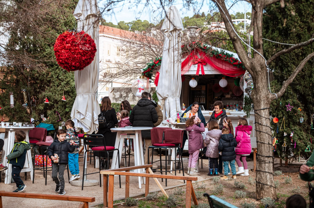 Šibenčani uživaju u zadnjem danu Adventure: Dnevno druženje uz Pojačaj radio, a večeras veliko finale s Cubismom
