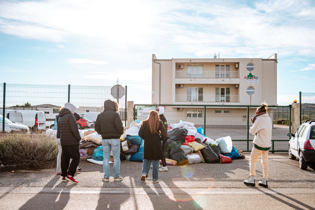 FOTO AS Eko ne želi primiti prikupljenu hranu i deke za pse: 'Idemo u Knin i Zadar ali trebaju nam auti ili kombi'