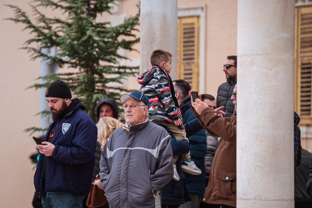FOTO Funcuti ispred Grada odbili prihvatiti gašenje Šibenika: 'Šta će nam rotori kad nam odu dica?'