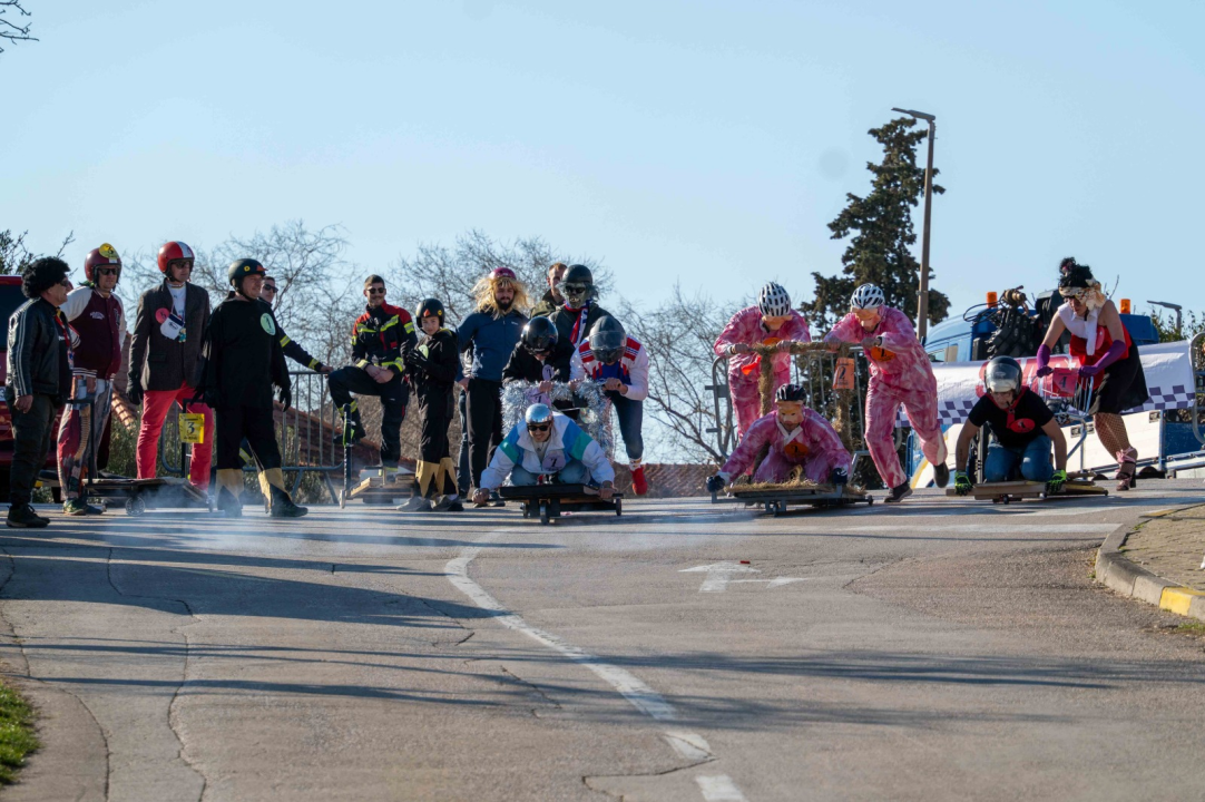 Vodička pokladna tradicija: 3 velika praščića pobjednici trke karića na balinjere