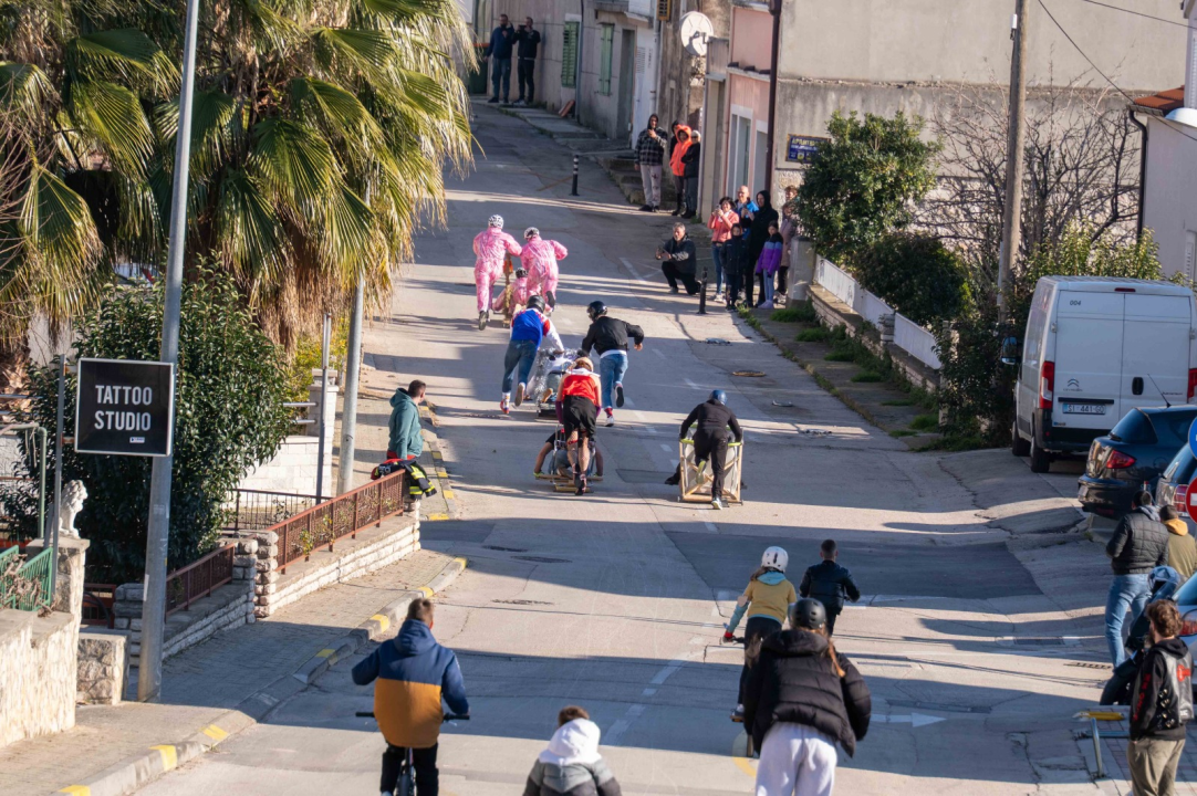 Vodička pokladna tradicija: 3 velika praščića pobjednici trke karića na balinjere
