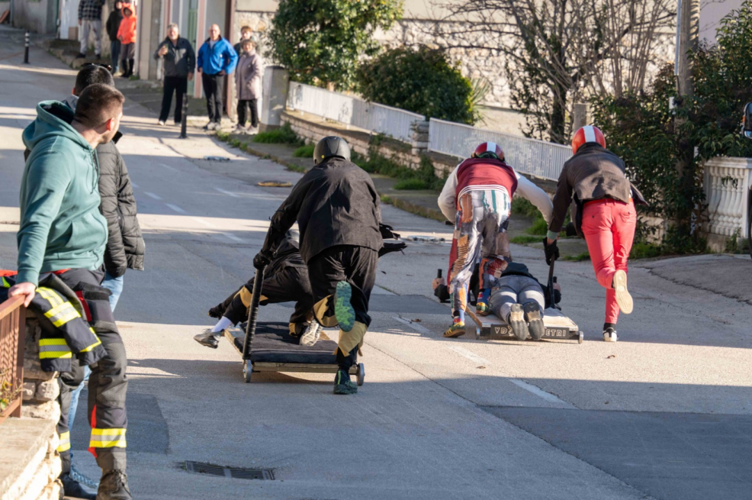 Vodička pokladna tradicija: 3 velika praščića pobjednici trke karića na balinjere
