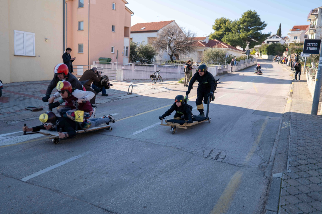 Vodička pokladna tradicija: 3 velika praščića pobjednici trke karića na balinjere