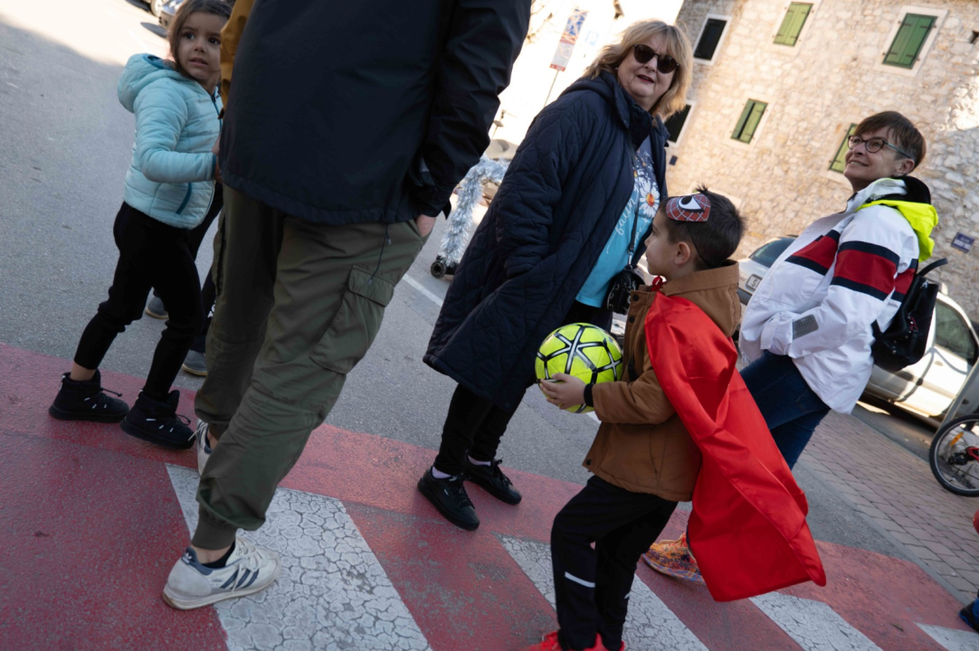 Vodička pokladna tradicija: 3 velika praščića pobjednici trke karića na balinjere