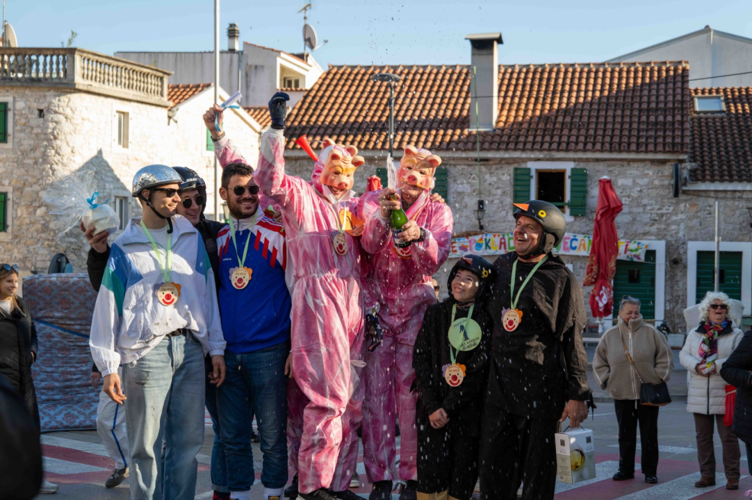 Vodička pokladna tradicija: 3 velika praščića pobjednici trke karića na balinjere