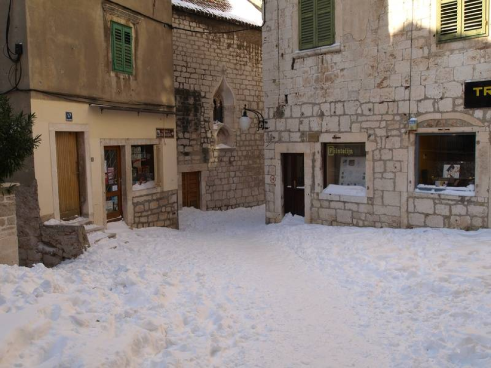 Prije 14 godina Šibenik je bio potpuno zatrpan snijegom