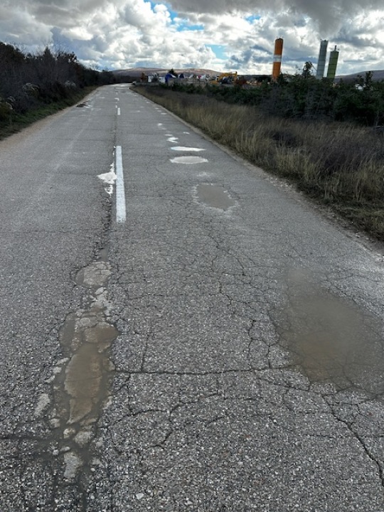 Mještani šibenskog zaleđa očajni zbog stanja ceste: 'Rupe se zakrpaju, obećanja ponove, a asfalt – i dalje čeka'