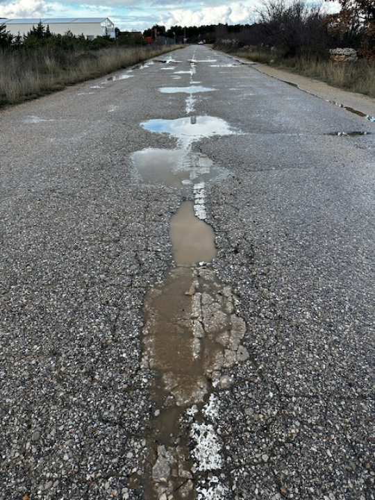 Mještani šibenskog zaleđa očajni zbog stanja ceste: 'Rupe se zakrpaju, obećanja ponove, a asfalt – i dalje čeka'