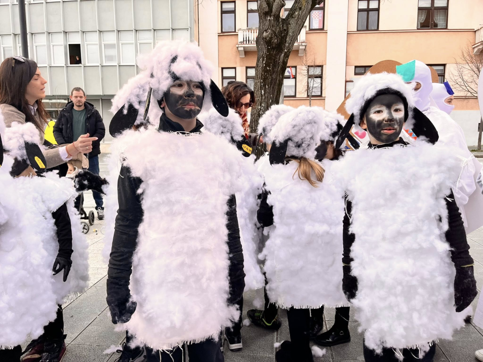 Karnevalska povorka prošetala Kninom: Krnjo ovaj put nije zapaljen, ali je dobro izlupan