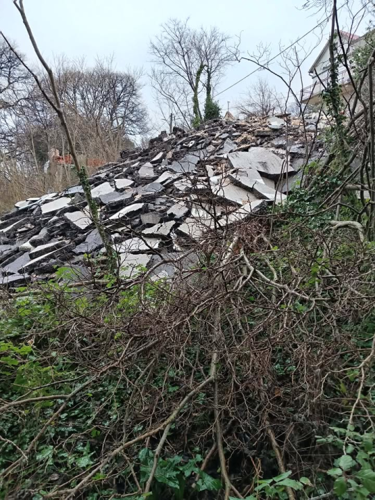 Hrpa građevinskog i asfaltnog otpada mjesecima u šumi uz kuće u Piramatovcima