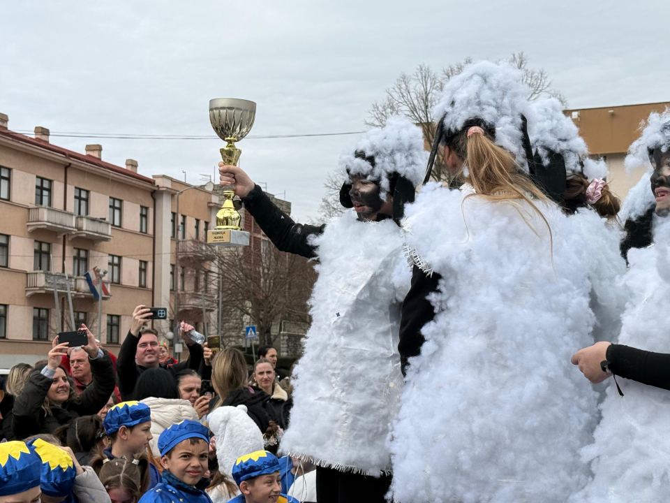Šarenilo, smijeh i mašta: 350 maškara razveselilo Knin unatoč kiši
