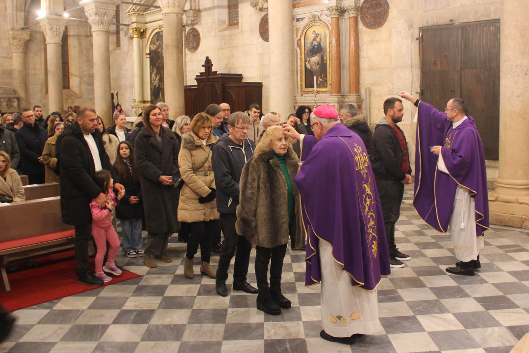 Obredom pepeljanja u katedrali sv. Jakova obilježena Čista srijeda ili Pepelnica