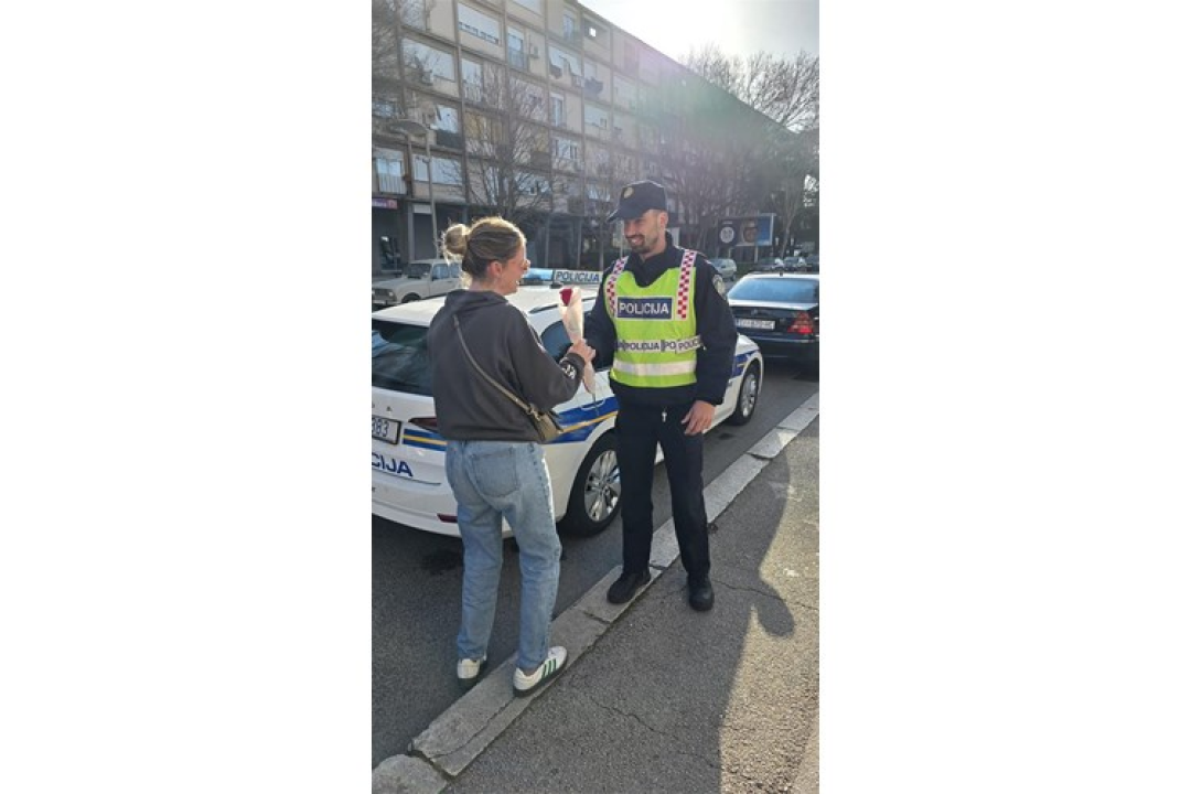 FOTO Šibenski policajci dijelili ruže savjesnim vozačicama 