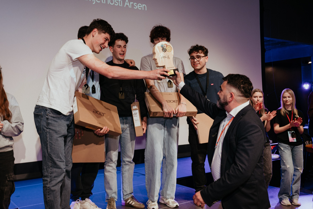 Morana Zibar gostovala na finalu NKL-a: Zadrani odnijeli pobjedu, pet laptopa i pehar, šibenska ekipa deveta