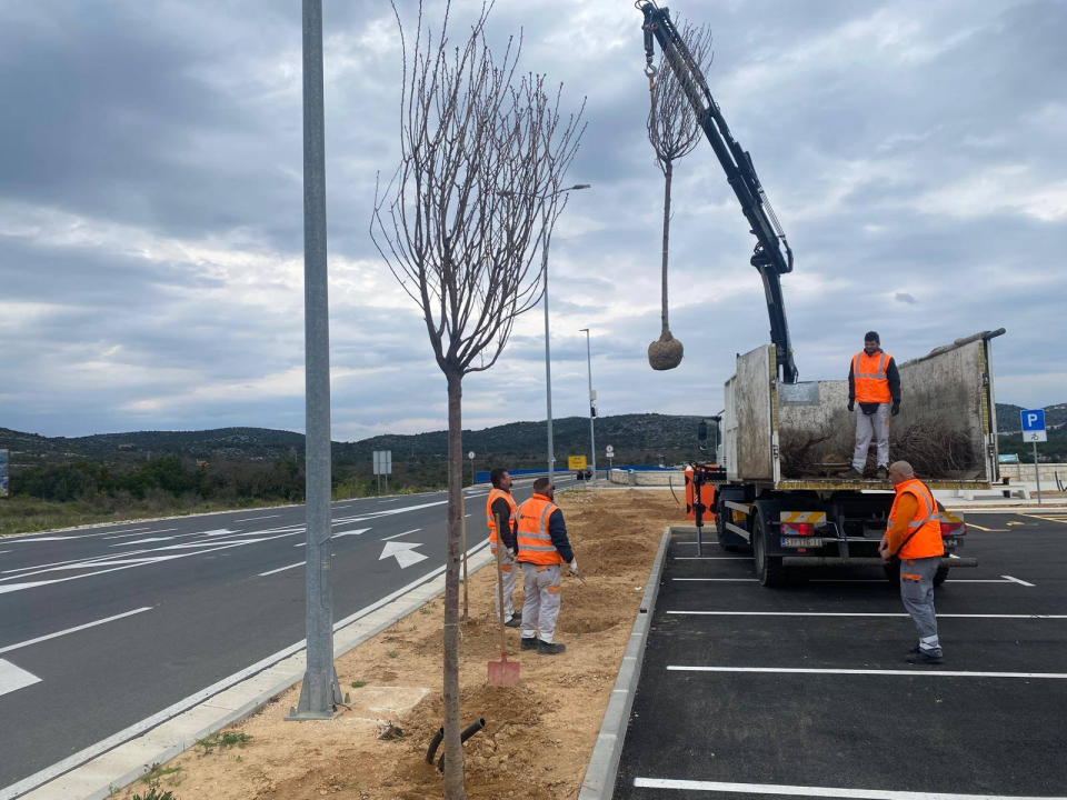Uređenje zelene površine kod Šibenskog mosta