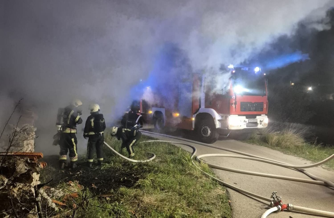 Noćas gorjela štala u Vrpolju: Šibenski vatrogasci spriječili veću štetu