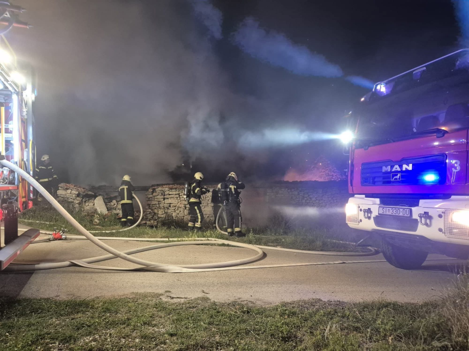 Noćas gorjela štala u Vrpolju: Šibenski vatrogasci spriječili veću štetu