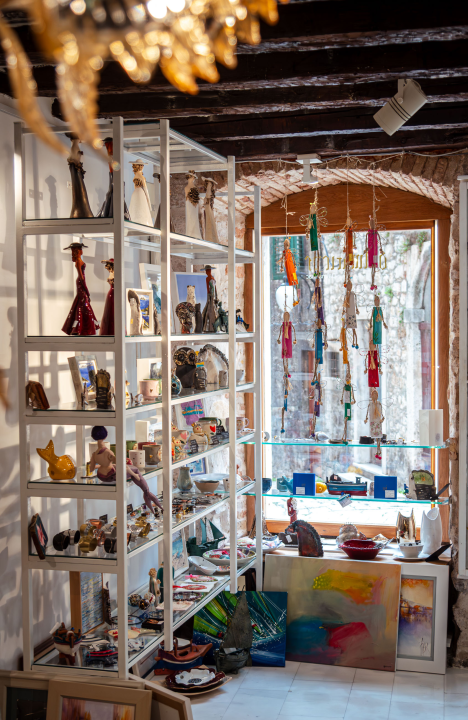 FOTO Proljeće u zraku, a novi komadi i popusti u Galeriji Juraj Dalmatinac!