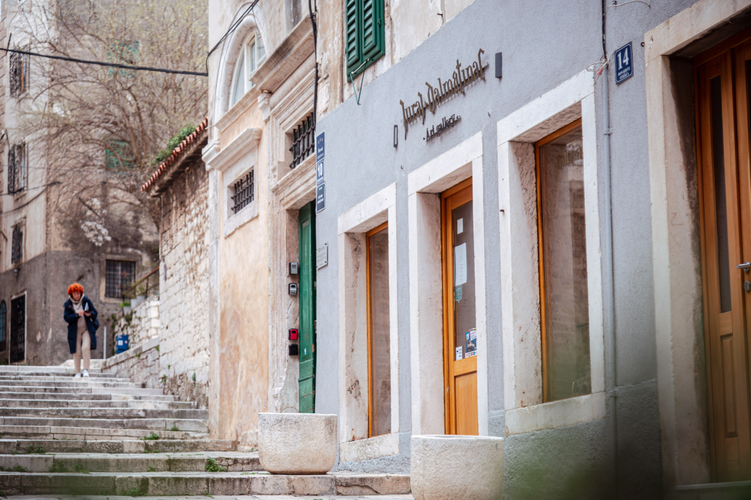 FOTO Proljeće u zraku, a novi komadi i popusti u Galeriji Juraj Dalmatinac!