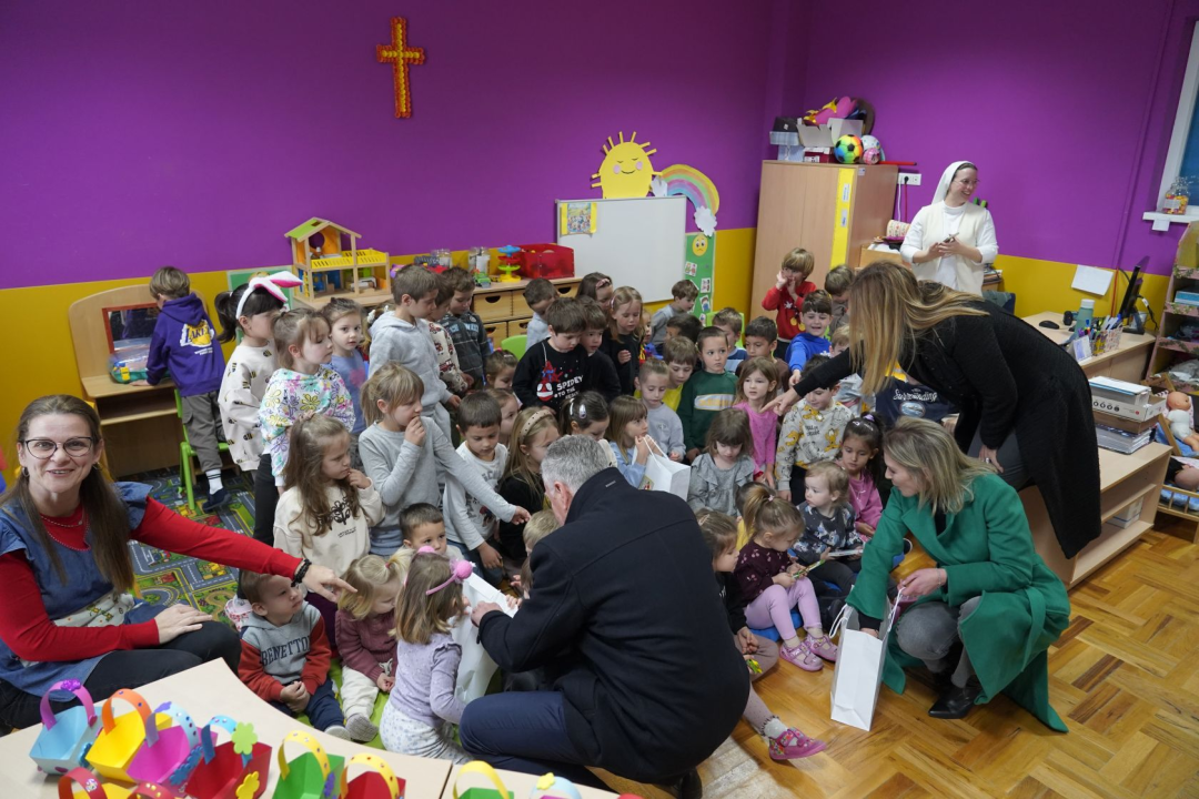 Gradonačelnik posjetio Dječji vrtić Blažena Hozana: Djeci i odgojiteljicama čestitao Uskrs