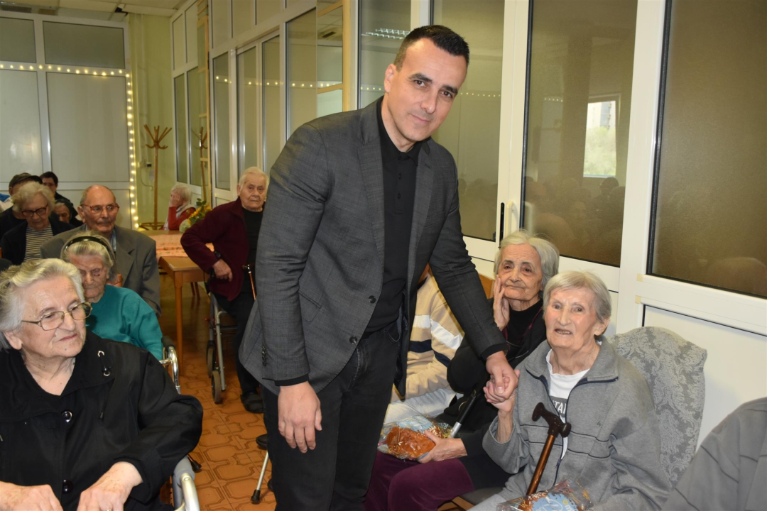 FOTO Župan Rakić posjetio korisnike Cvjetnog doma, podijelio im uskrsne pogače