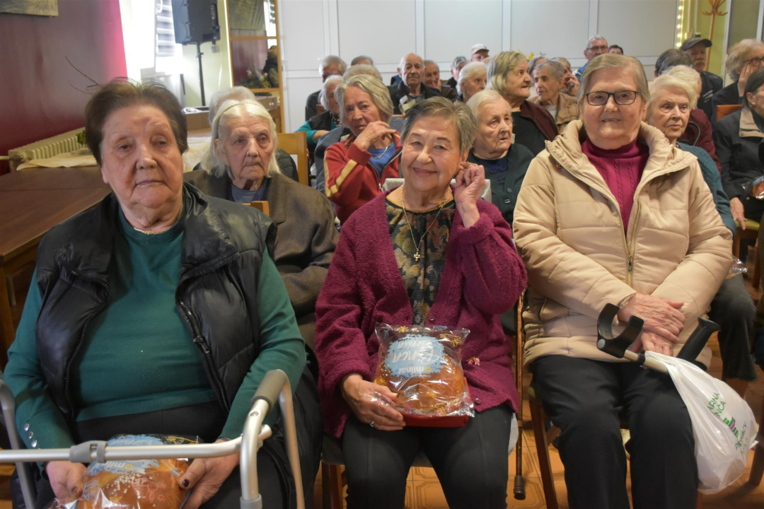 FOTO Župan Rakić posjetio korisnike Cvjetnog doma, podijelio im uskrsne pogače