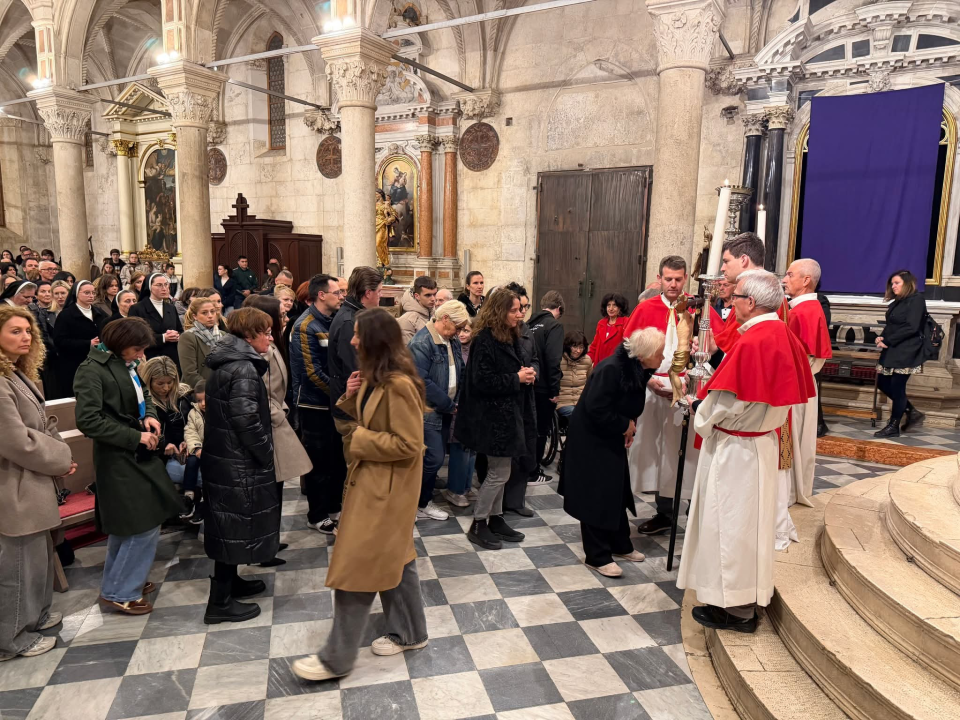 Veliki petak u katedrali sv. Jakova: 'Krist je dragovoljno ušao u smrt da bi čovjeku donio život'