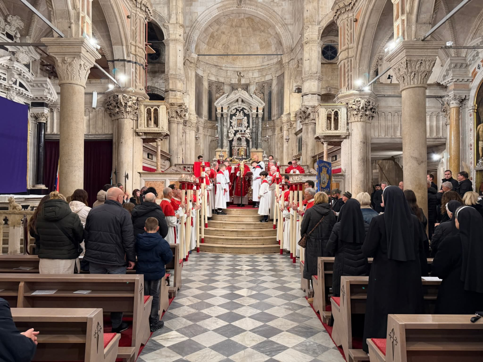 Veliki petak u katedrali sv. Jakova: 'Krist je dragovoljno ušao u smrt da bi čovjeku donio život'