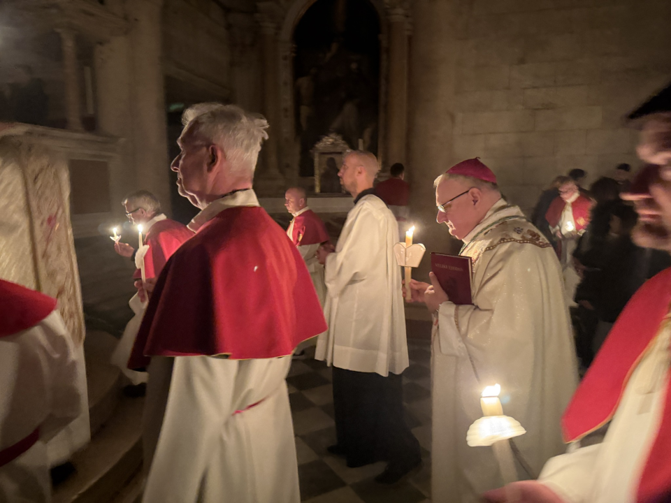 FOTO Vazmeno bdijenje u šibenskoj katedrali: Govoriti o Uskrsnuću znači tepati