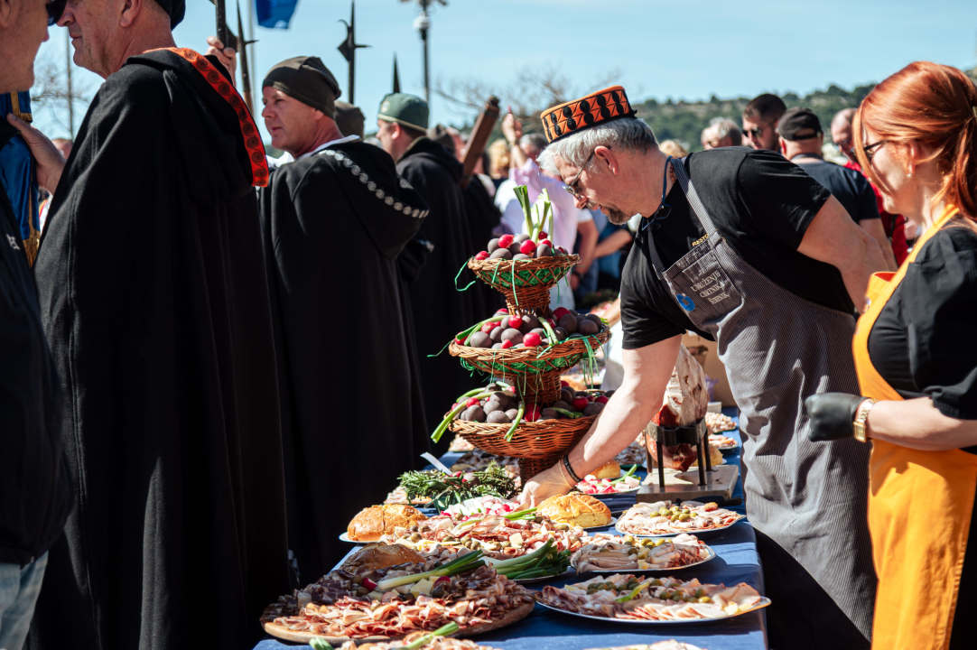 FOTO Obrtnici i ove godine pripremili uskrsni doručak u Šibeniku, glavna zvijezda bila je mega fritaja