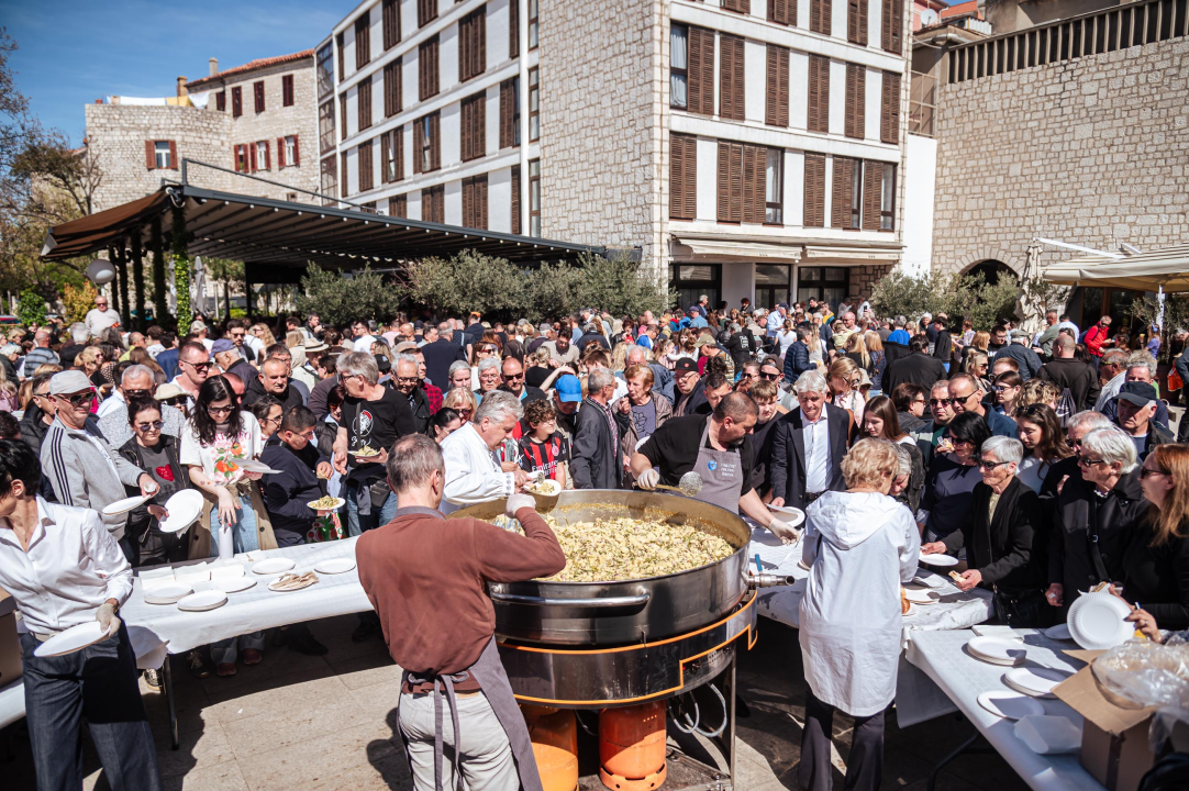 FOTO Obrtnici i ove godine pripremili uskrsni doručak u Šibeniku, glavna zvijezda bila je mega fritaja