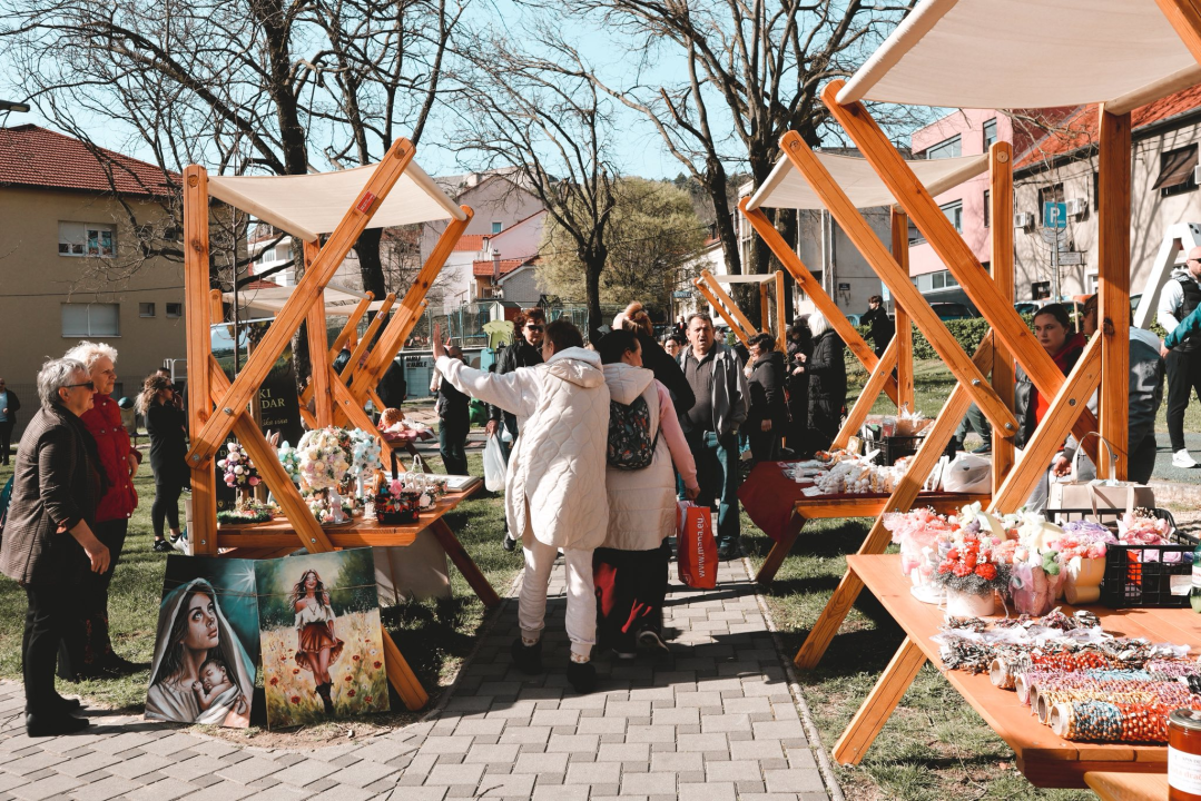 Proljetni ugođaj u središtu Knina: Uskrni sajam okupio brojne građane i posjetitelje