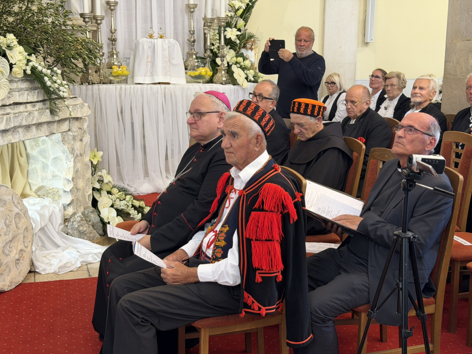 Smotra izvornog pučkog crkvenog pjevanja Šibenske biskupije održana u Primoštenu