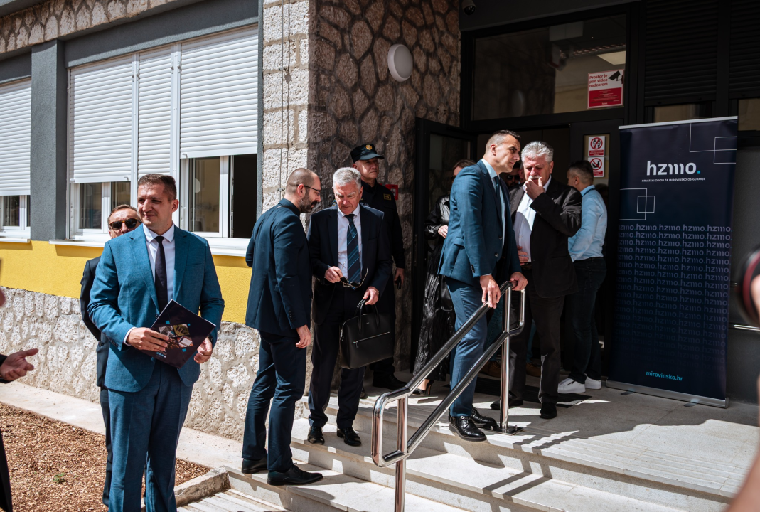 FOTO Burić i Rakić zadovoljni obnovljenom zgradom 'mirovinskog'. A građani? – 'Najviše se veselim liftu!'