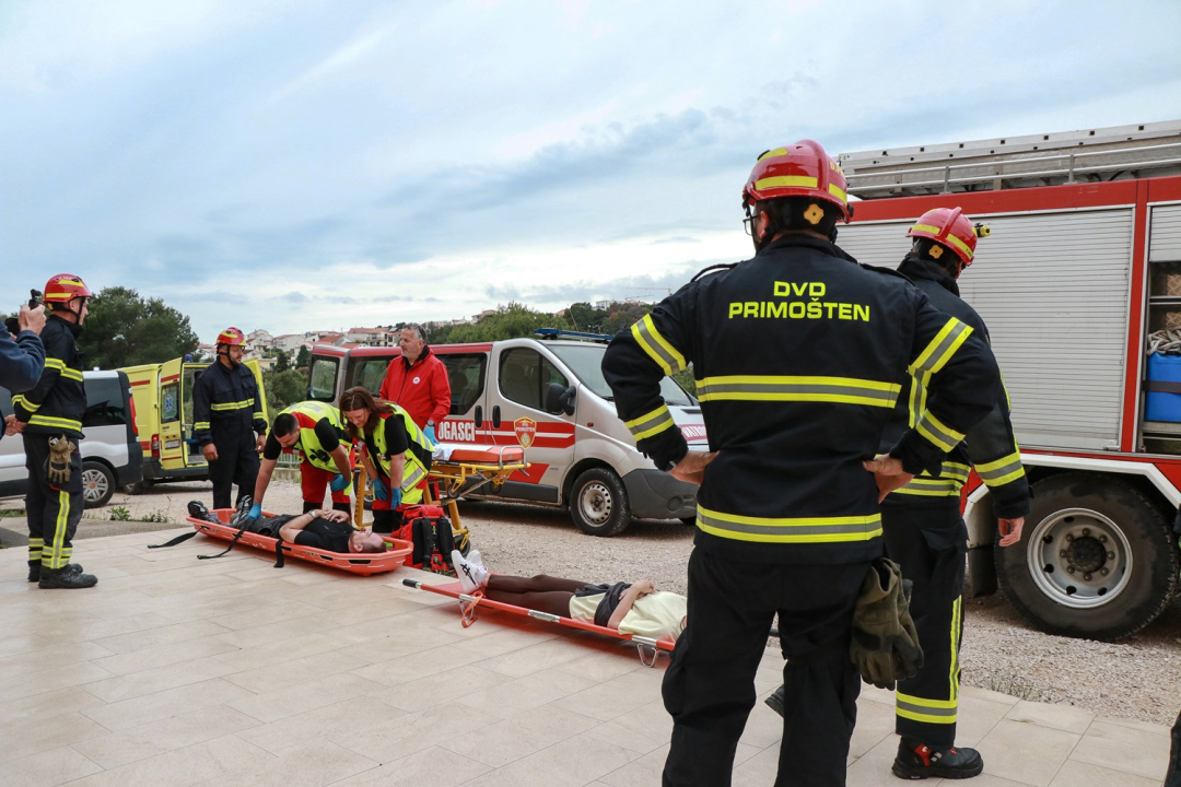 Vatrogasci uspješno evakuirali učenike i djelatnike OŠ Primošten