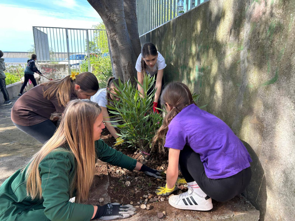 Učenici OŠ Jurja Šižgorića u školskom dvorištu sadili biljke