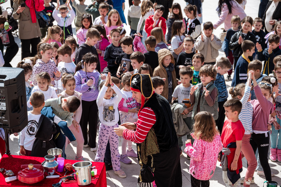 FOTO Građanima na Poljani podijeljeno 2000 sadnica cvijeća, predškolci uživali u edukativnim predstavama