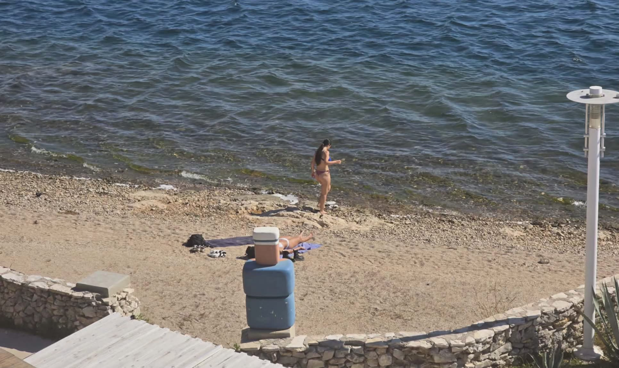 Sunce izmamilo Šibenčane na plaže: Sezona sunčanja otvorena, rijetki ušli u more