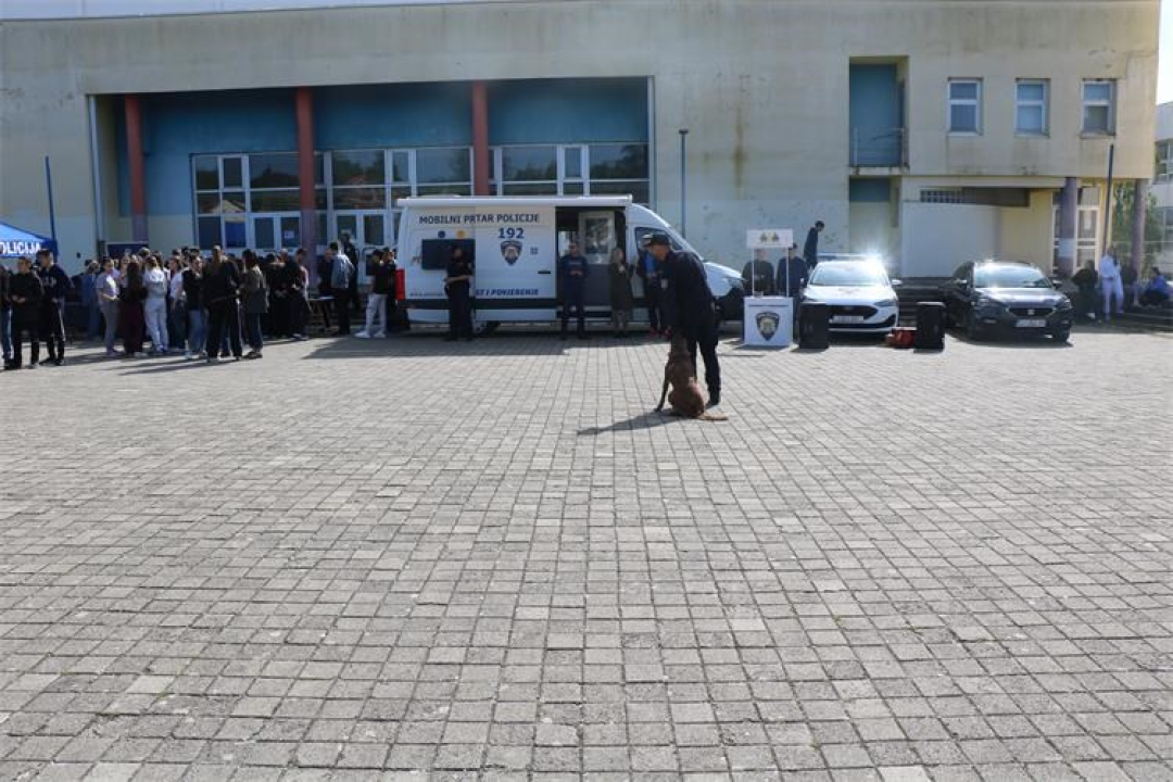 Policija u Šibeniku i Kninu održala Dane otvorenih vrata: Službeni psi Lara i Tigar opet glavne zvijezde