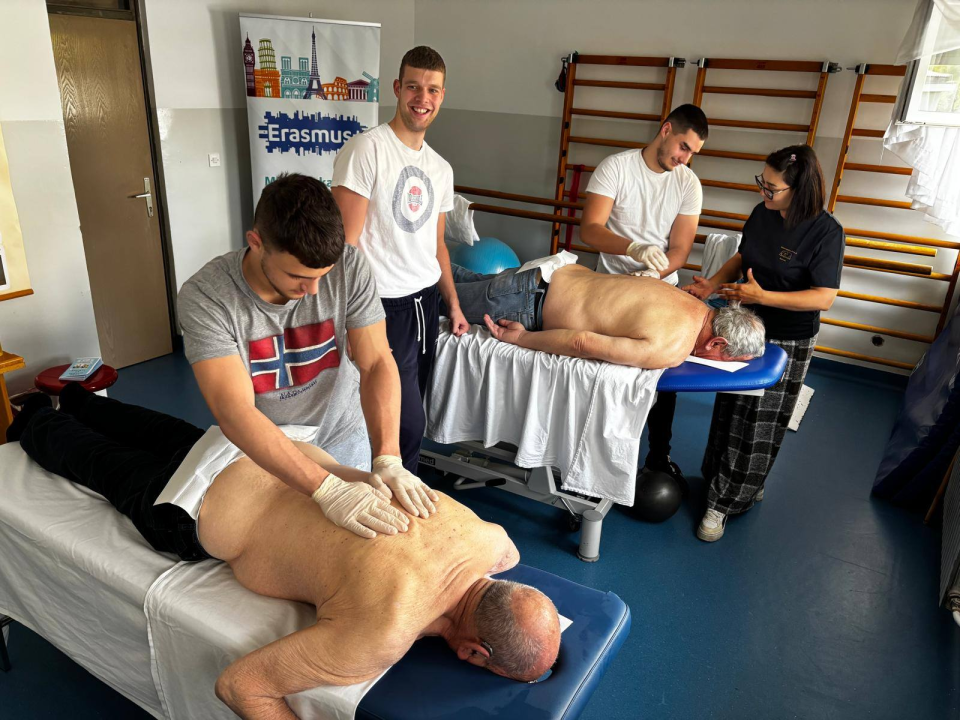 Učenici šibenske Medicinske škole posjetili Dom za starije u Šibeniku i Tisnom