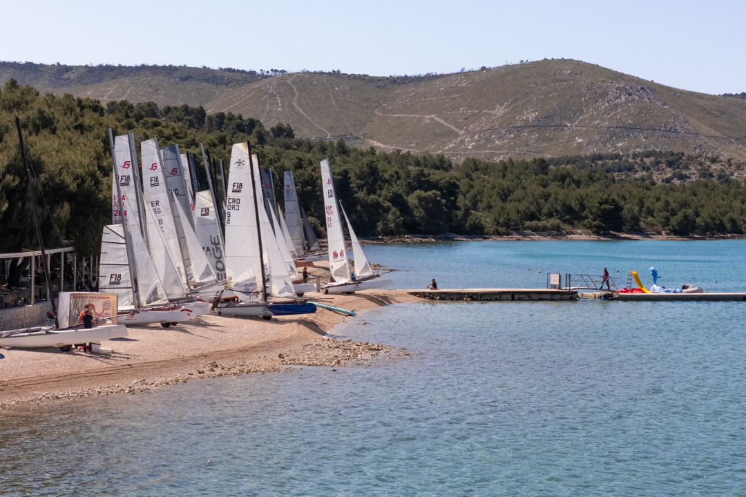 Prvi dan Croatian Trophy Callengea: Jedriličari iz nekoliko zemalja zaplovili šibenskim arhipelagom