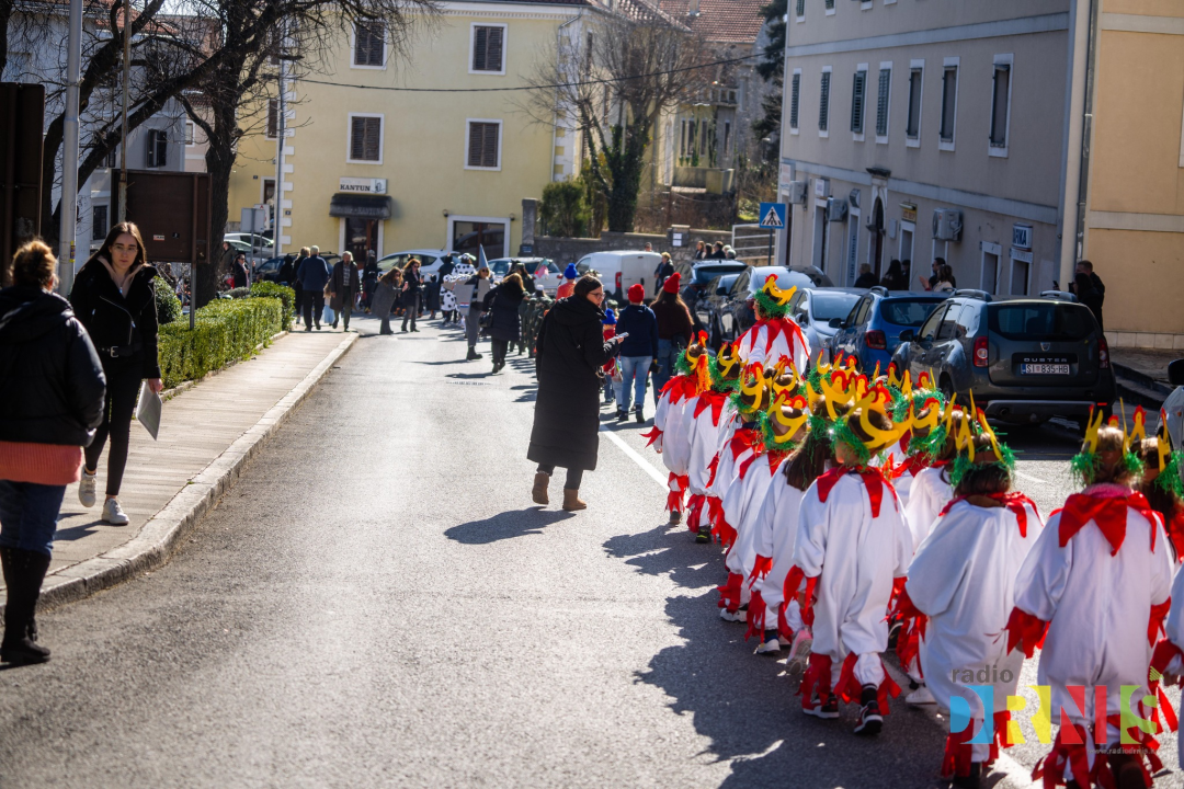 Šarenilo dječje maškarane povorke preplavilo Drniš