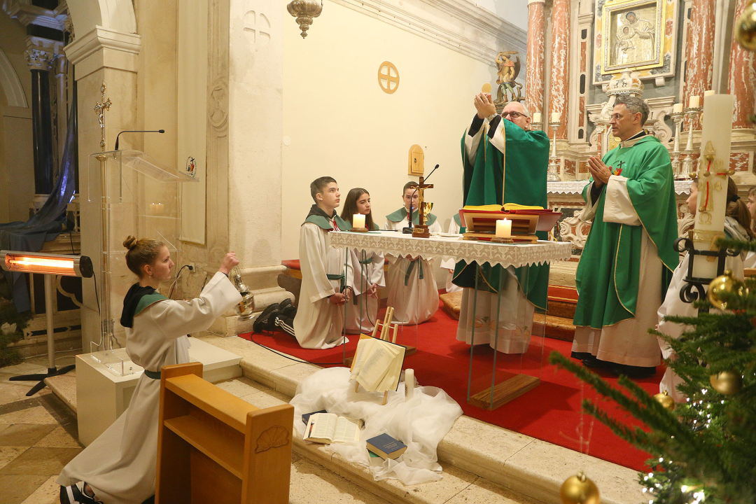 Šibenski biskup Tomislav Rogić u sklopu pastirskog pohoda posjetio župe Jadrtovac i Vrpolje